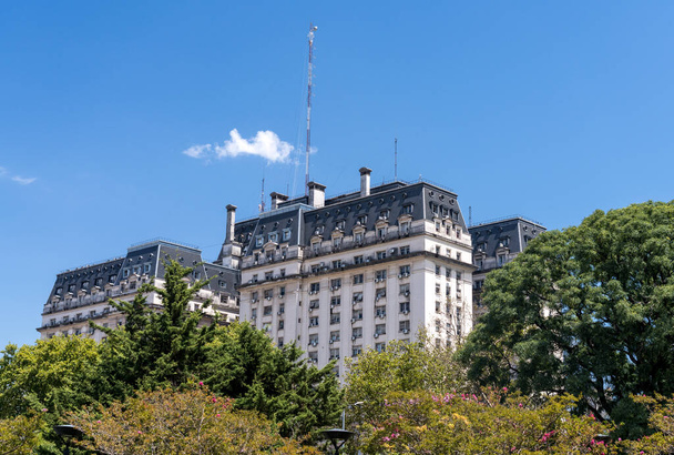 Здание Либертадор или Эдифицио Либертадор (Edificio Libertador) находится в здании Министерства обороны Буэнос-Айреса - Фото, изображение