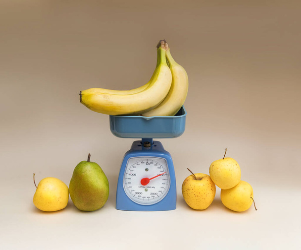 Спелые фрукты и кухонные весы - Фото, изображение