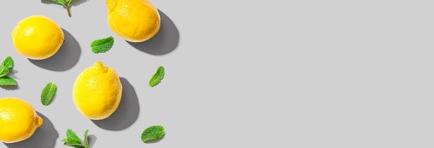 Fresh yellow lemons with mints overhead view - flat lay - Foto, immagini