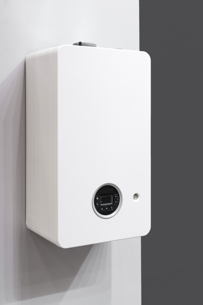 chauffe-eau automatique moderne au gaz métallique avec panneau de commande monté sur le mur à la maison, appareil ménager pour le chauffage et l'eau chaude - Photo, image
