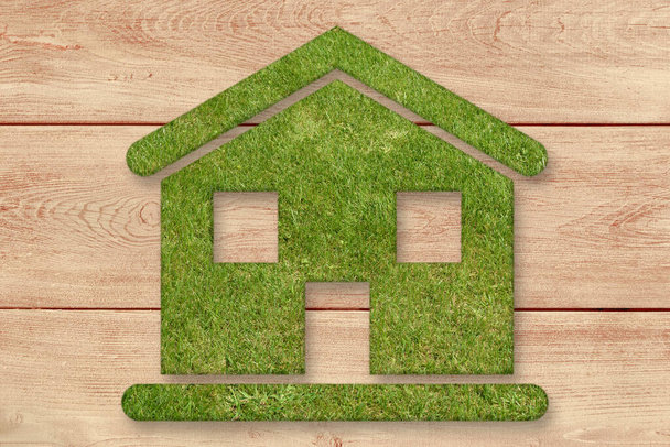 Conceito de ecologia, casa sustentável. Casa silhueta feita de grama verde - Foto, Imagem