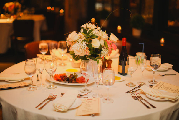 wedding table set with flowers and candles - Valokuva, kuva