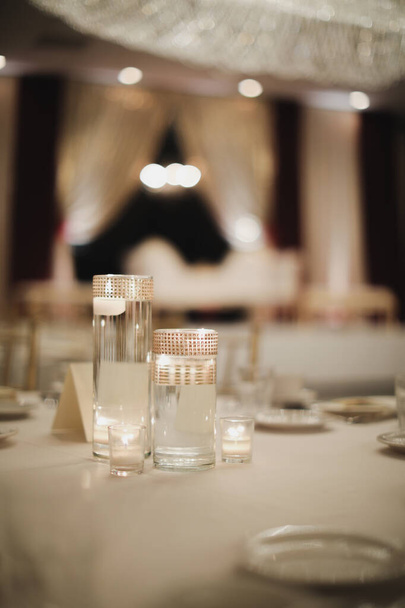 tavola vuota con piatti bianchi e blu e bicchiere di vino su sfondo di legno - Foto, immagini