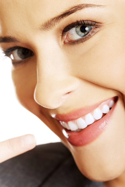 Mulher mostrando seus dentes brancos perfeitos
 - Foto, Imagem