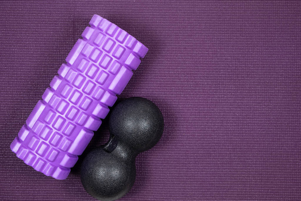 Massagerolle und Doppelball, um die Muskeln zu entspannen. Sportgeräte. - Foto, Bild