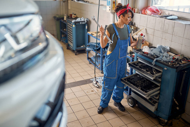 Woman mechanic working.young mechanic female  having fun at work - Foto, immagini