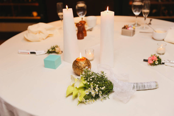 beautiful wedding table setting with flowers and candles - Valokuva, kuva
