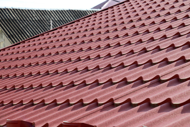 A casa, cujo telhado é coberto com telhas metálicas - Foto, Imagem
