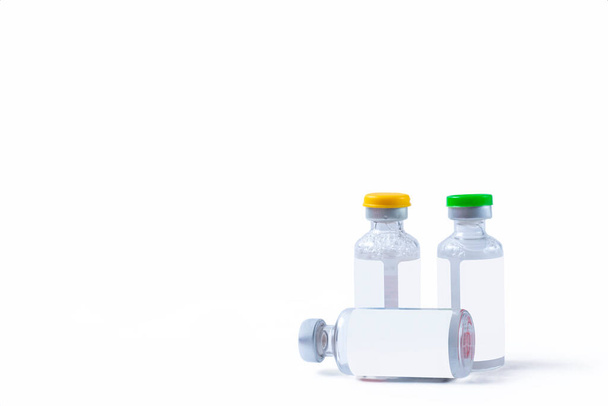 Flacons de vaccin médical sur fond blanc avec espace de copie pour le texte. - Photo, image