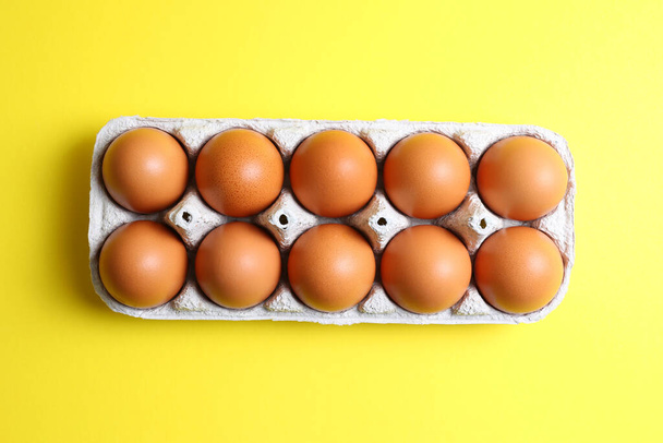 fresh farm eggs on a colored background. High quality photo - Φωτογραφία, εικόνα