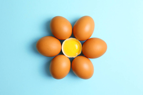 fresh farm eggs on a colored background. High quality photo - Foto, Bild