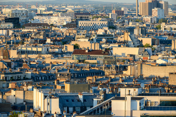 Bu manzara fotoğrafı Avrupa 'da, Fransa' da, Fransa 'da, Paris' te, yazın çekildi. Paris 'in çatılarını görüyoruz, güneşin altında.. - Fotoğraf, Görsel