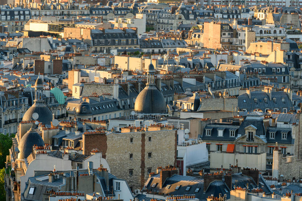 Esta foto de paisagem foi tirada, na Europa, na França, no ile de France, em Paris, no verão. Vemos os telhados de Paris, debaixo do Sol. - Foto, Imagem