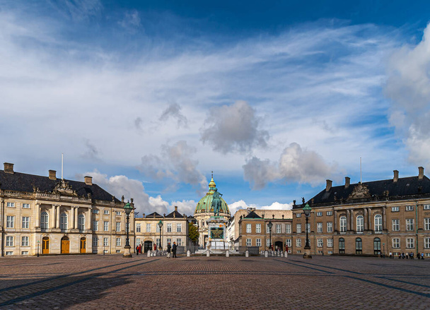 Copenhague, Dinamarca - 13 de setembro de 2010: ampla vista do círculo de Amalienborg com palácios reais e cúpula verde da igreja de Frederiks atrás da estátua equestre do rei Frederik V. Blue cloudscape - Foto, Imagem