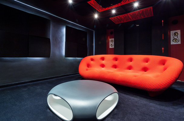 Red sofa at home cinema - Foto, afbeelding