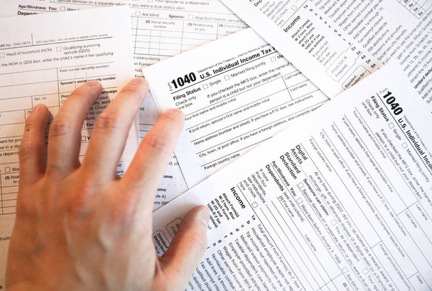 close-up of a person's hand with a pen and a tax form - Foto, imagen