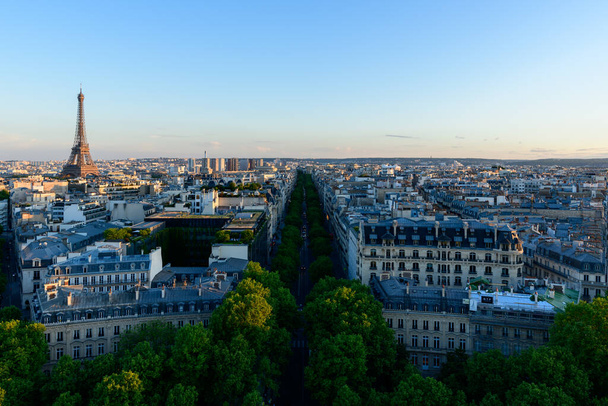 To zdjęcie krajobrazowe zostało zrobione w Europie, we Francji, w ile de France, w Paryżu, latem. Widać Avenue Kleber, Wieżę Eiffla i dzielnicę Chaillot Trocadero, pod słońcem. - Zdjęcie, obraz