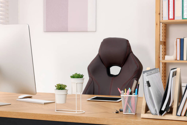 Biurko i wygodne krzesło w nowoczesnym biurze. Projekt wnętrza - Zdjęcie, obraz