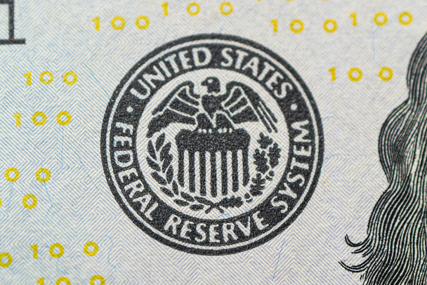 連邦準備制度のロゴがクローズアップされました。米国連邦準備制度理事会(FED)は、金利の上昇、経済学、インフレ制御の国家組織を考慮しているので、 100ドルの銀行券の紋章. - 写真・画像