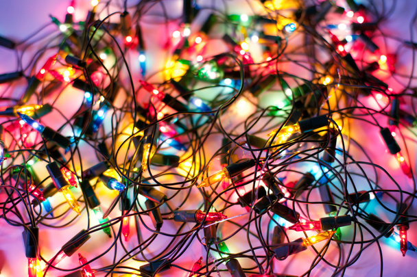 Background of colorful Christmas lights. Decorative garland - Foto, afbeelding