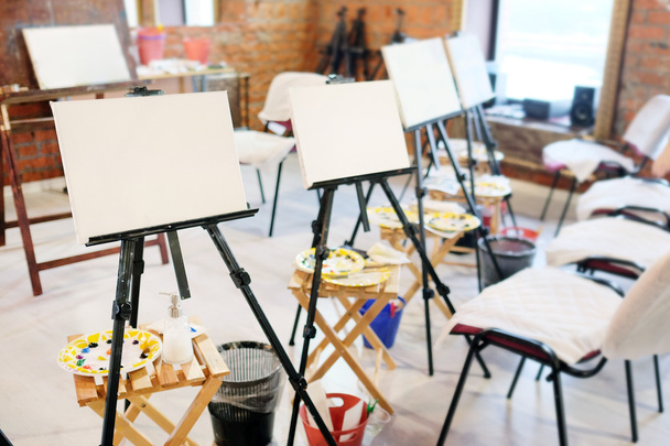 Easel with painting - Foto, afbeelding