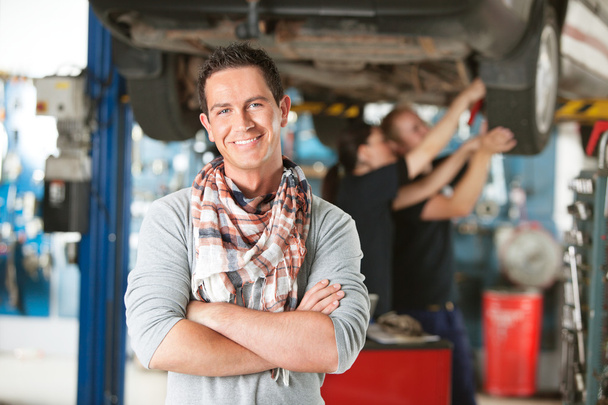 Happy Customer in Auto RepairShop - 写真・画像