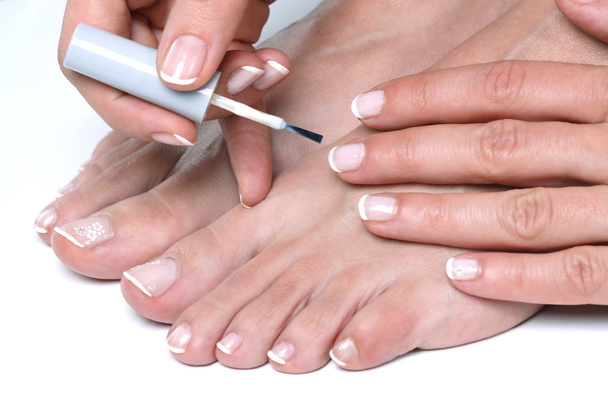 Aplicación de esmalte en dedos de los pies y de los dedos
 - Foto, Imagen