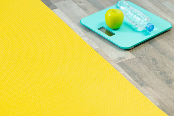 fitness mat on wooden floor, concept of health and sport - Foto, Imagen
