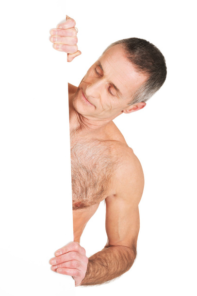 Ώριμος shirtless άνδρας, κρατώντας πανό άδειο - Φωτογραφία, εικόνα