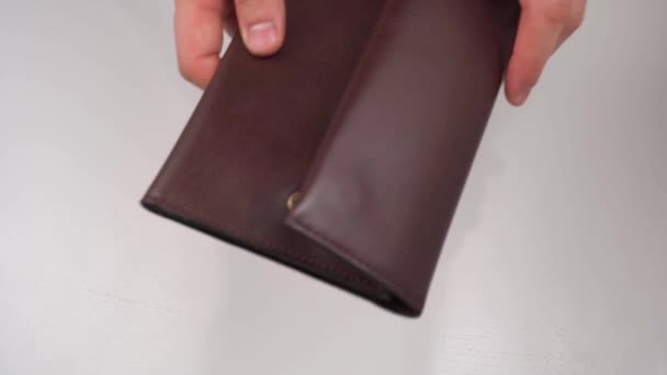 As mãos dos homens tiram notas de dinheiro da carteira. Vídeo de alta qualidade - Filmagem, Vídeo