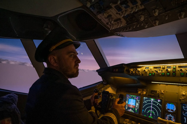 A man is studying to be a pilot in an aircraft simulator - Foto, afbeelding