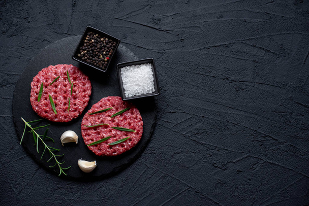 raw minced meat for burger with spices, food concept - Zdjęcie, obraz