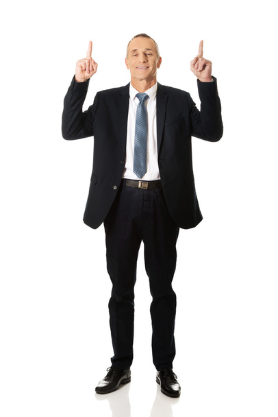 Businessman pointing upwards - Foto, imagen