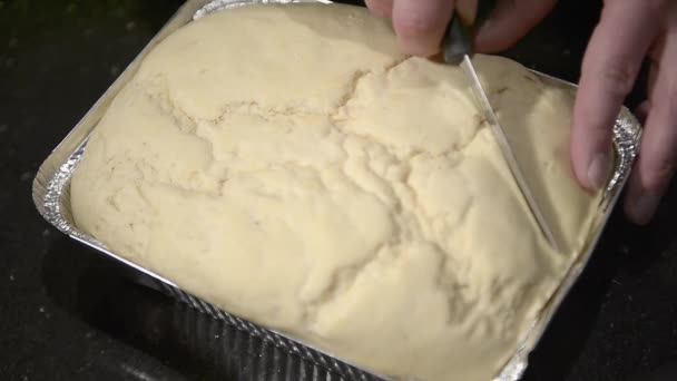 Pokroić ciasto chlebowe - Materiał filmowy, wideo