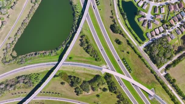Elevated view of freeway exit junction over road lanes with fast moving traffic cars and trucks. Interstate transportation infrastructure in USA. - Filmagem, Vídeo