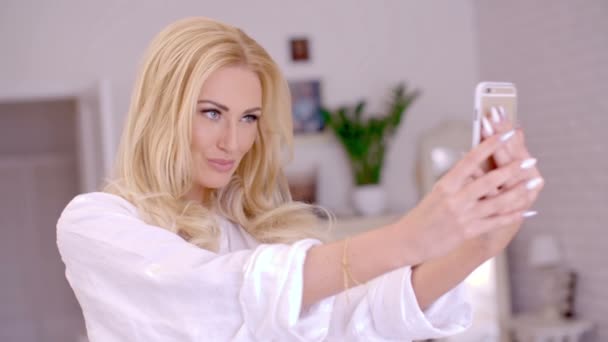 Чудова блондинка жінка беручи Selfie фото - Кадри, відео