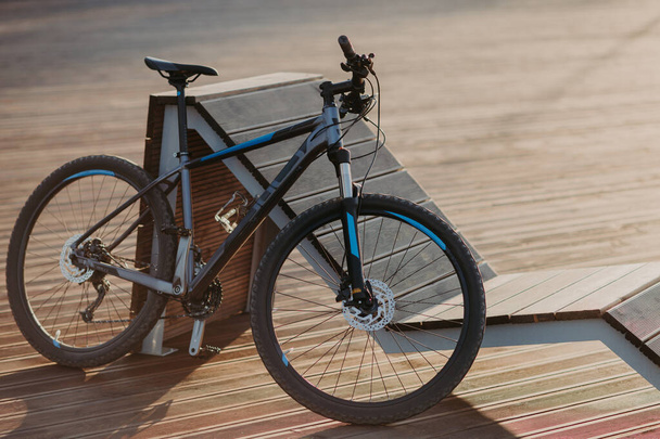 Спортивний велосипед для подорожей та пригод. Гоночний велосипед на вулиці без людей. Концепція велосипедного та екологічного транспорту
. - Фото, зображення