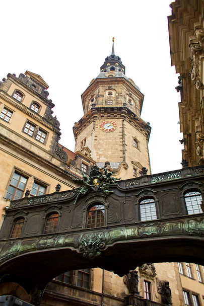 Saxon architecture in Dresden. Above-ground passage between two buildings. Dresden, Germany - 05.20.2019 - Foto, afbeelding