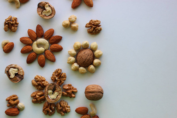 Konsepti otsikot tai logo kukkia valmistettu pähkinöistä ytimiä puoli kuva - Valokuva, kuva