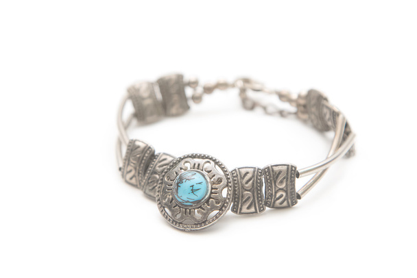 Turquoise steen in een zilveren armband  - Foto, afbeelding