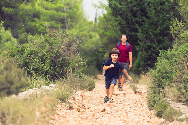 森の中で父と小さな息子ハイキング。家族のためのアクティブな週末の活動。男性の絆 - 写真・画像
