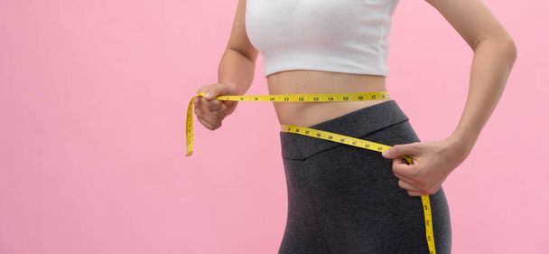 Diät und Diät. Schönheit schlanken weiblichen Körper verwenden Maßband. Frau in Sportkleidung erreicht Ziel der Gewichtsabnahme für ein gesundes Leben, verrückt nach Schlankheit, dünne Taille, Ernährungsberaterin - Foto, Bild