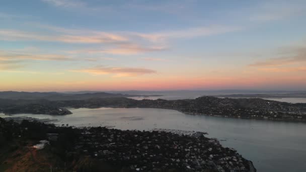 Veduta aerea delle piccole città costiere con cielo serale radioso dopo il tramonto. Filmati 4k di alta qualità - Filmati, video