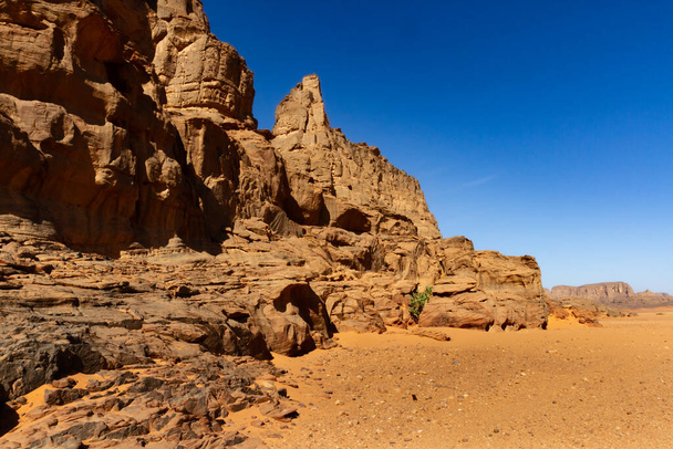 Verbazingwekkende rode rotsformatie. Zandsteen rotsformaties. Tamezguida of "De kathedraal" (La Cathedrale). Nationaal park Tassili N 'Ajjer, Sahara, Algerije, Afrika - Foto, afbeelding