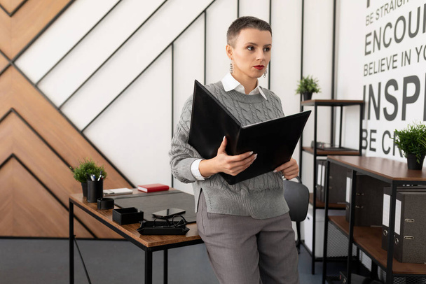 analyste financière femme travaillant dans une entreprise à une table confortable dans le bureau. - Photo, image