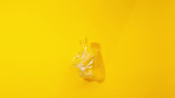 Concetto di animazione stop motion. Primo piano della bottiglia di plastica su sfondo giallo. - Filmati, video