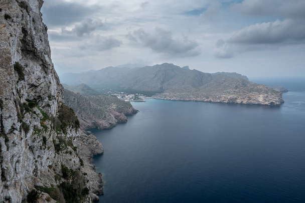 A fenséges spanyol Mallorca partvidék zord szépségének felfedezése - Fotó, kép