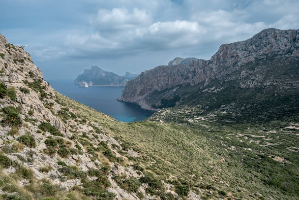 Serene völgy fészkelt a fenséges tengerparti sziklák között Mallorcán Spanyolországban - Fotó, kép