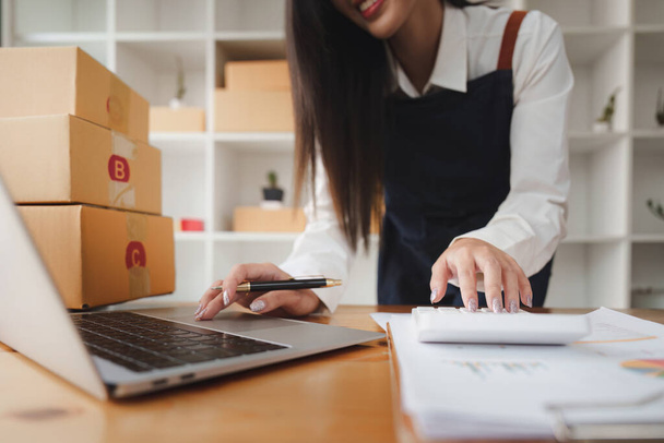 Малый бизнес Владельцы МСП женщины-предприниматели проверить онлайн заказы, чтобы подготовиться к упаковке коробки, продавать клиентам, sme бизнес-идеи в Интернете. - Фото, изображение