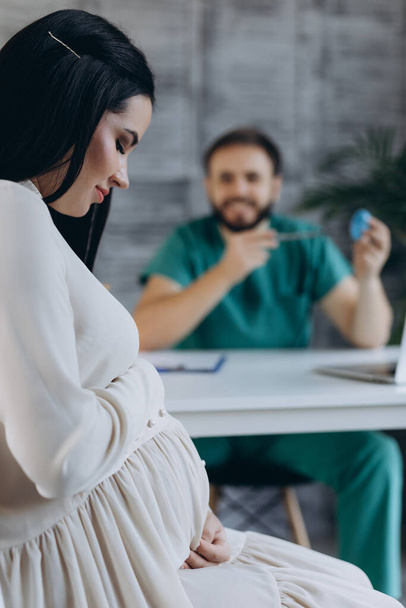 raskaus, gynekologia, lääketiede, terveydenhuollon ja ihmisten käsite gynekologi lääkäri leikepöydällä ja raskaana oleva nainen kokous sairaalassa
. - Valokuva, kuva